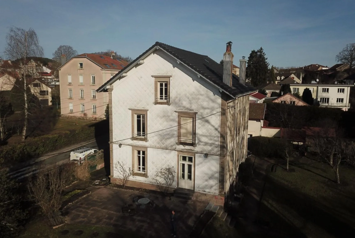 Maison bourgeoise à Bruyères avec grand terrain et dépendances – À visiter rapidement 