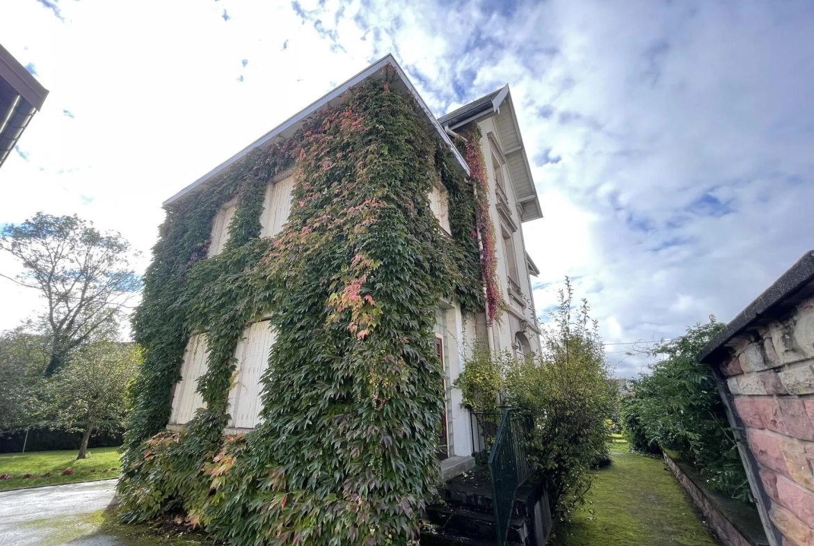 Maison bourgeoise à Bruyères avec grand terrain et dépendances – À visiter rapidement 