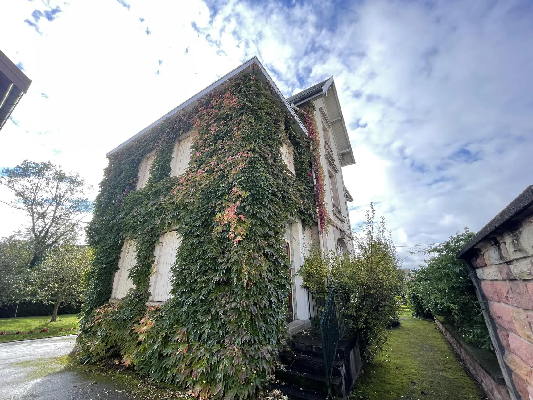 Maison bourgeoise à Bruyères avec grand terrain et dépendances – À visiter rapidement 