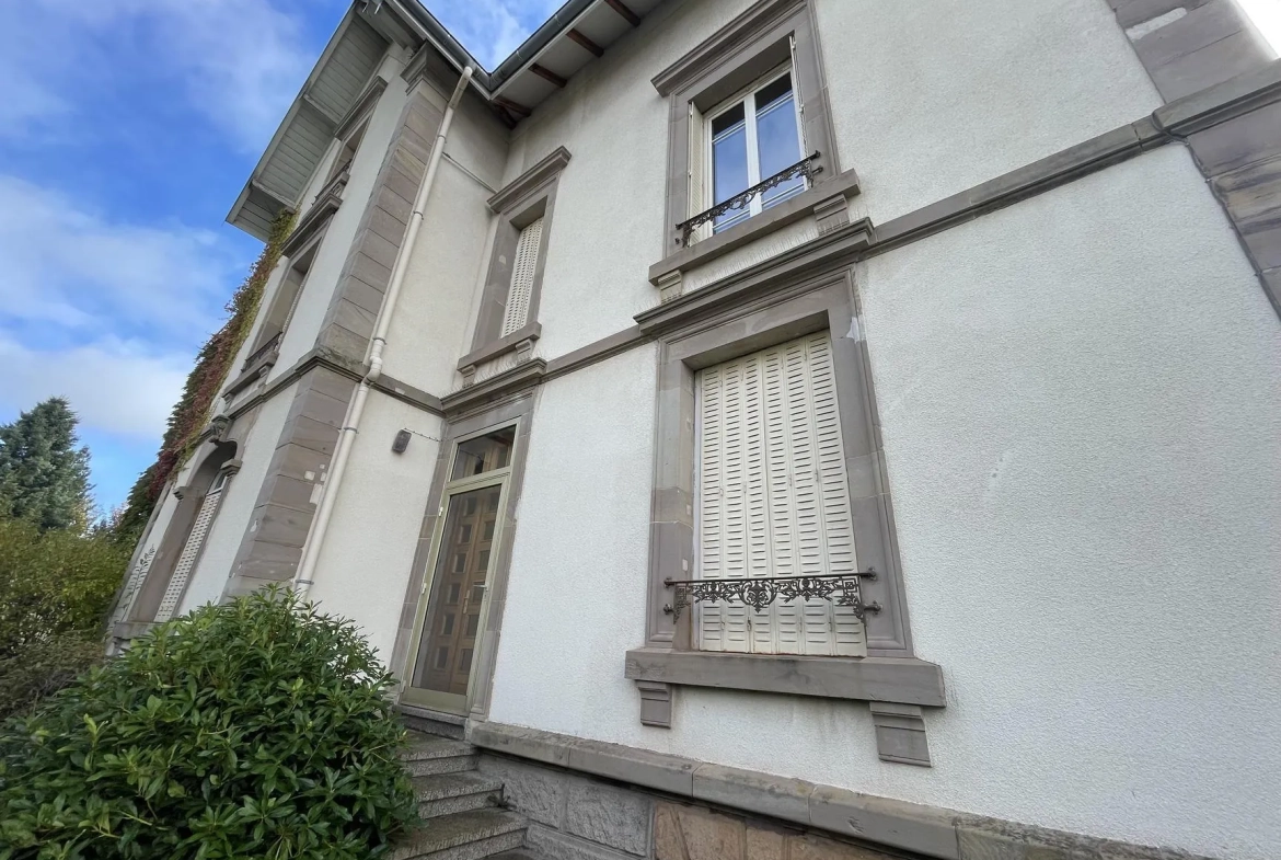 Maison bourgeoise à Bruyères avec grand terrain et dépendances – À visiter rapidement 