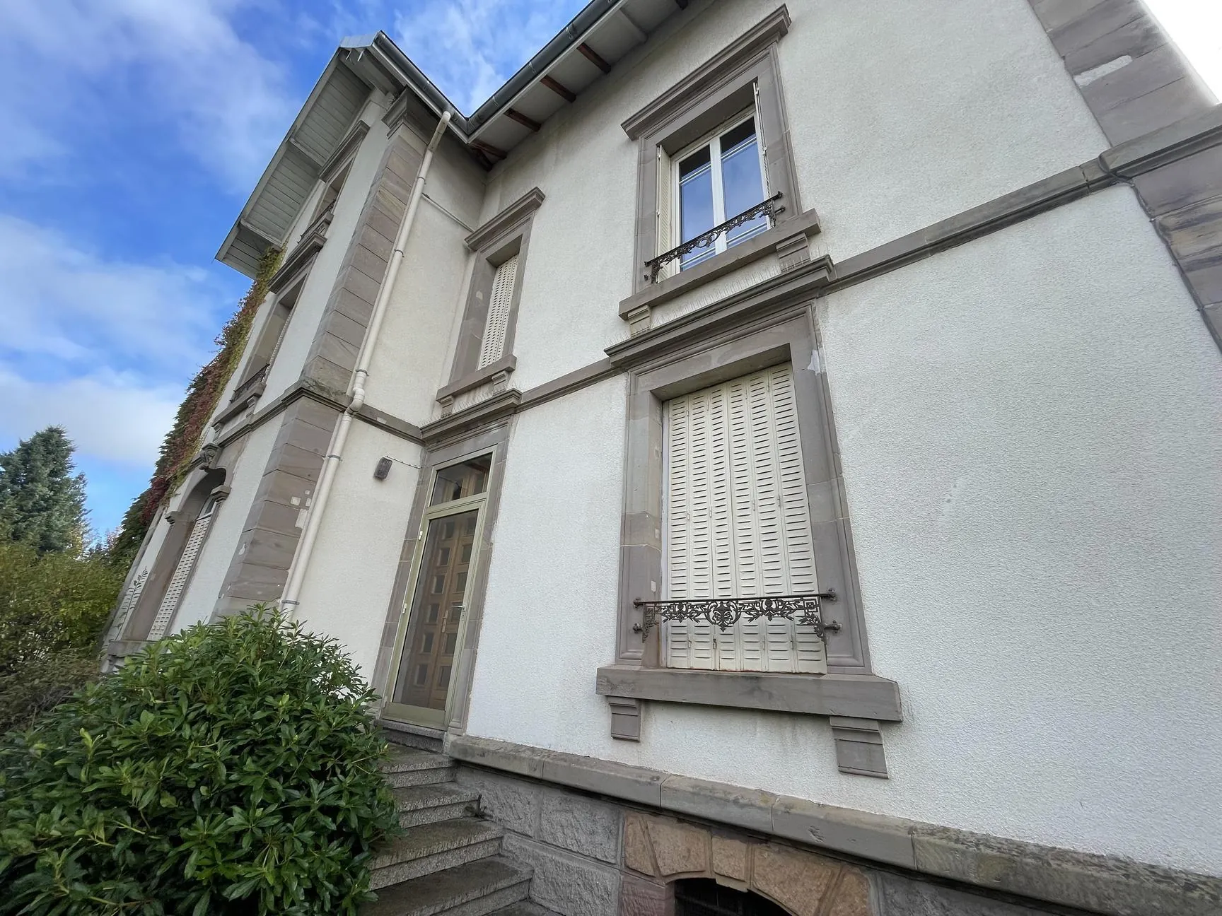Maison bourgeoise à Bruyères avec grand terrain et dépendances – À visiter rapidement 