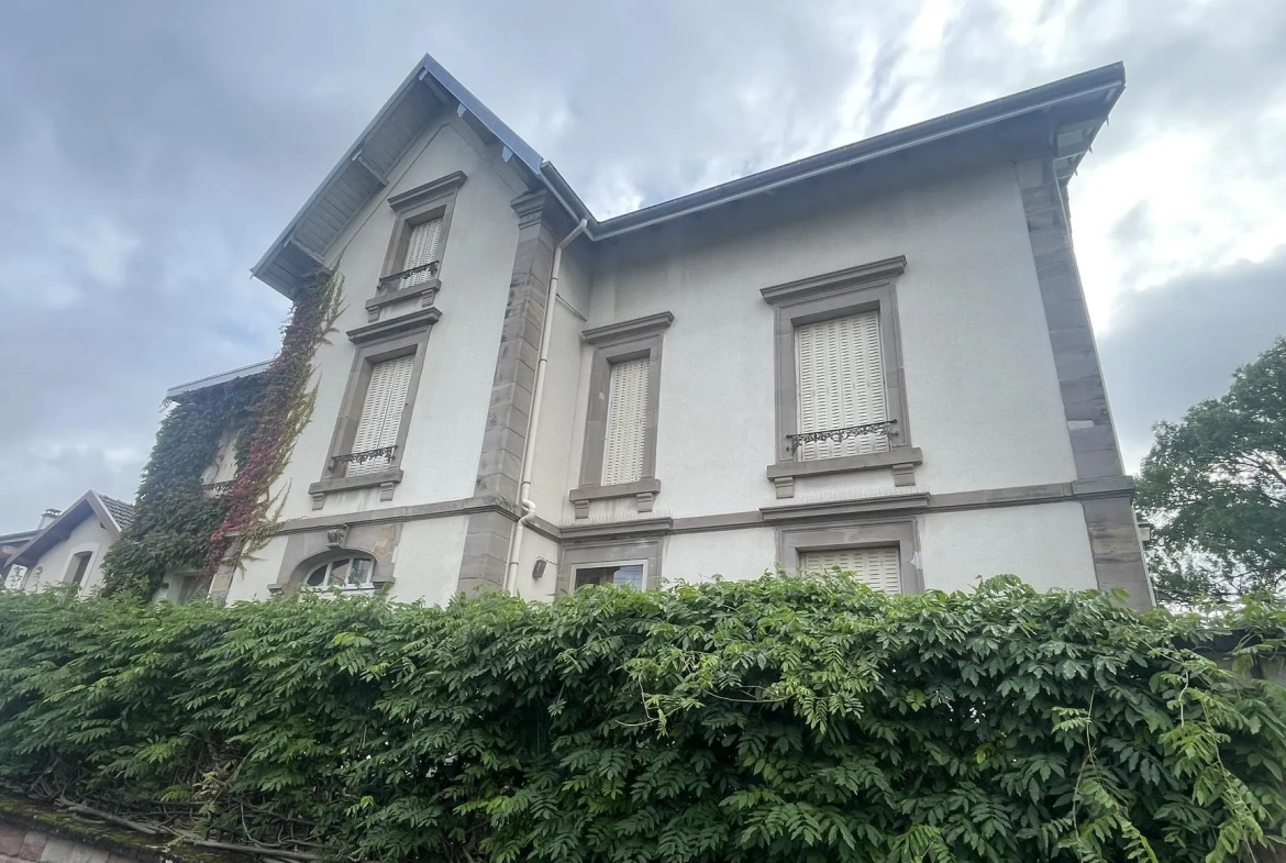 Maison bourgeoise à Bruyères avec grand terrain et dépendances – À visiter rapidement 