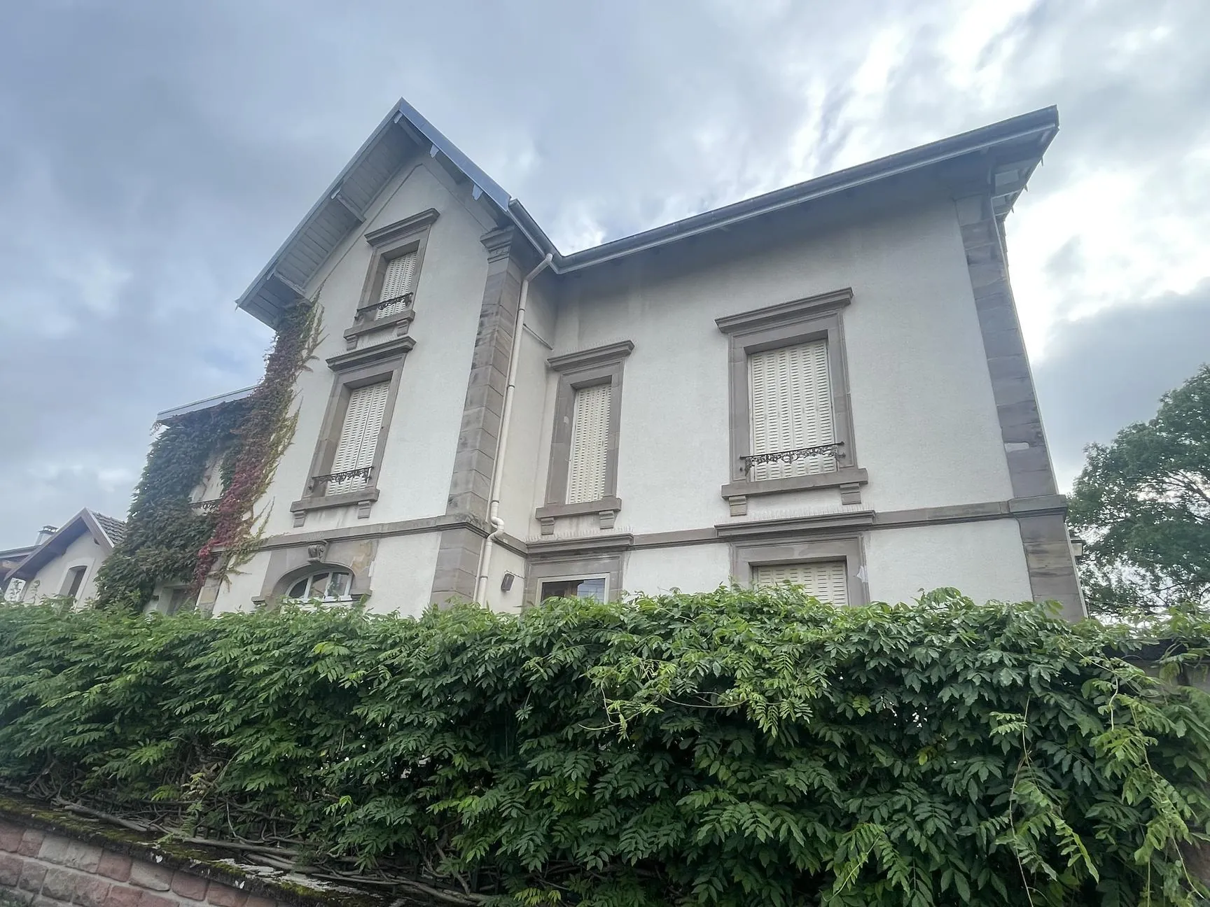 Maison bourgeoise à Bruyères avec grand terrain et dépendances – À visiter rapidement 