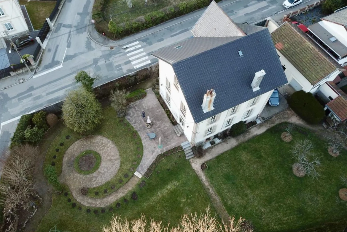 Maison bourgeoise à Bruyères avec grand terrain et dépendances – À visiter rapidement 