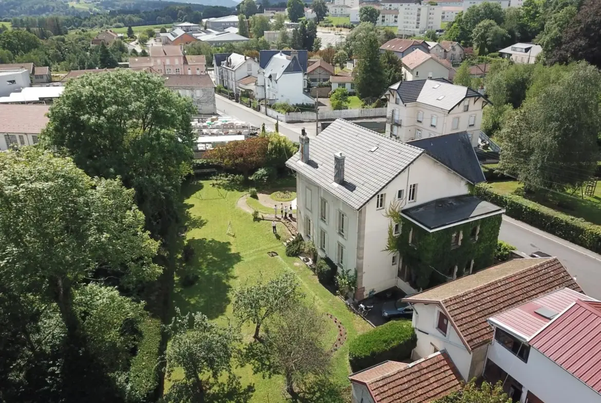 Maison bourgeoise à Bruyères avec grand terrain et dépendances – À visiter rapidement 