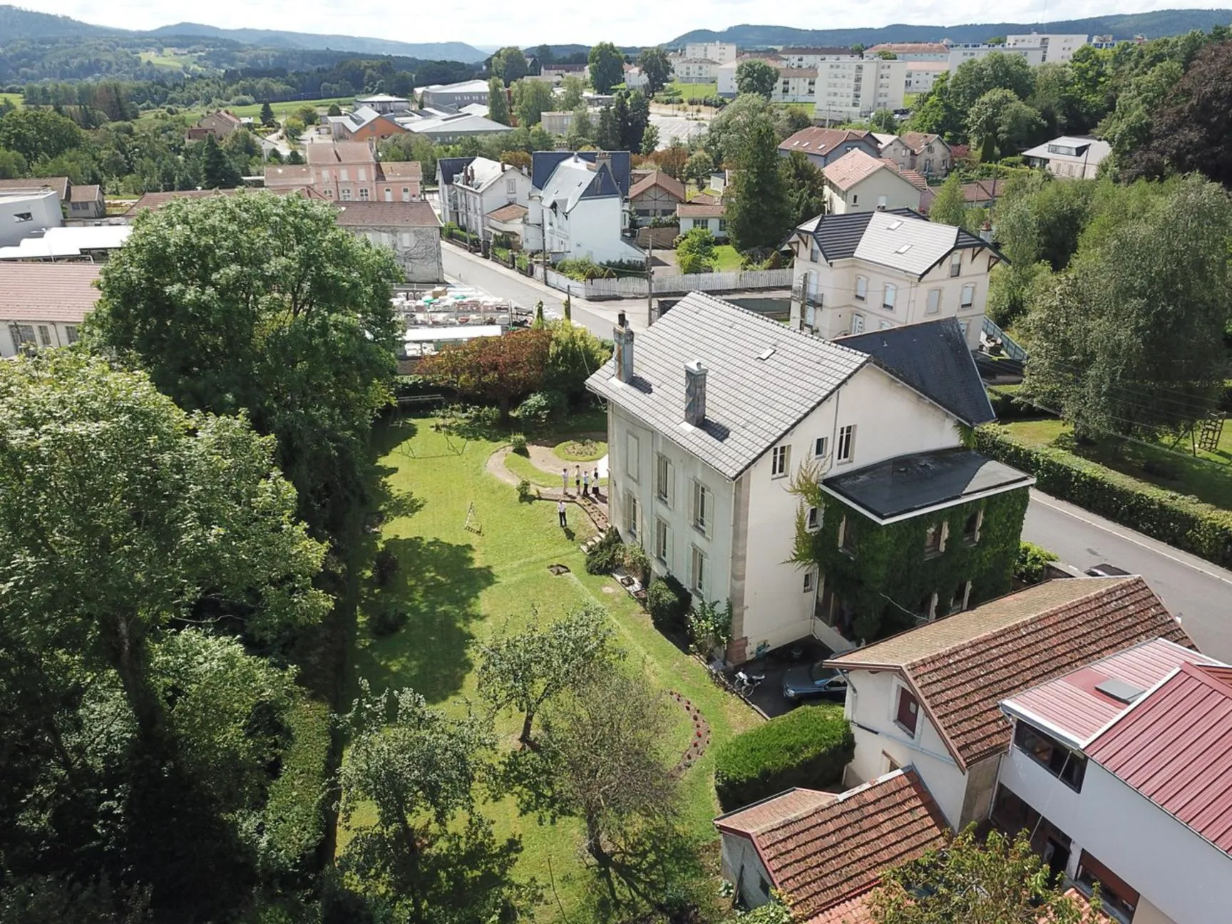 Maison bourgeoise à Bruyères avec grand terrain et dépendances – À visiter rapidement 