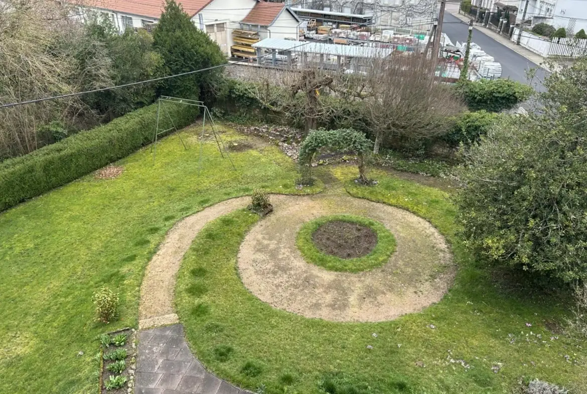 Maison bourgeoise à Bruyères avec grand terrain et dépendances – À visiter rapidement 
