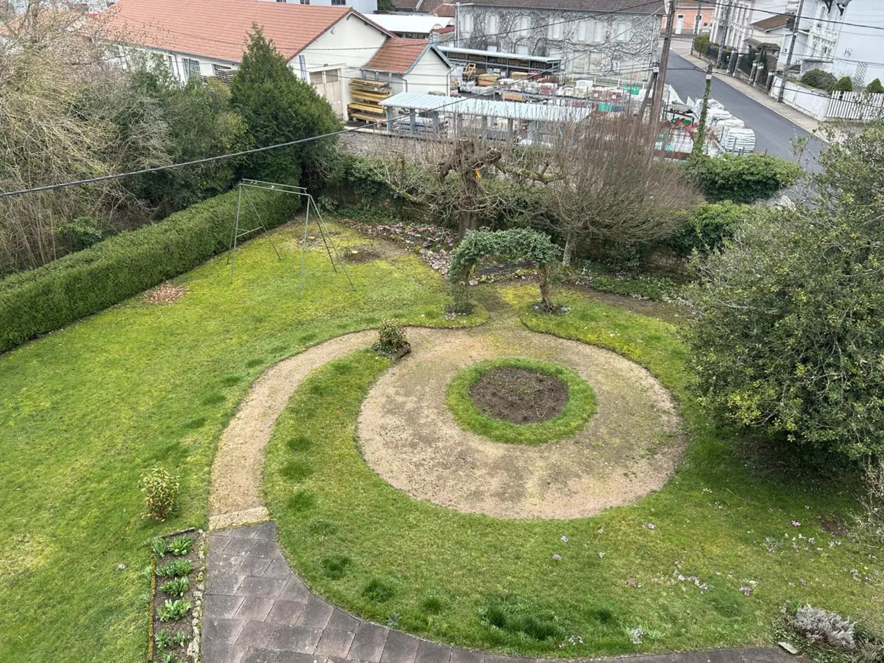 Maison bourgeoise à Bruyères avec grand terrain et dépendances – À visiter rapidement 