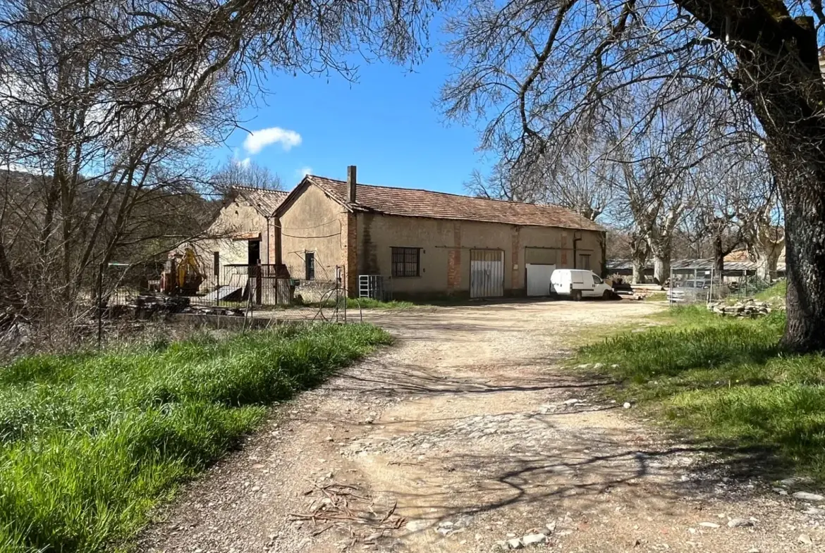 Hangar de 80 m² à Saignon loué 350 €/mois - Investissement rentable 