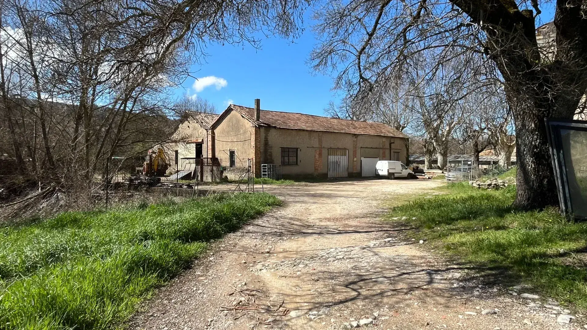 Hangar de 80 m² à Saignon loué 350 €/mois - Investissement rentable 