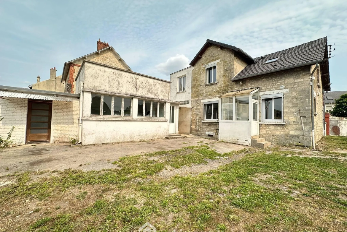 Magnifique maison en pierres de 160 m² à Laon avec cave et dépendance 