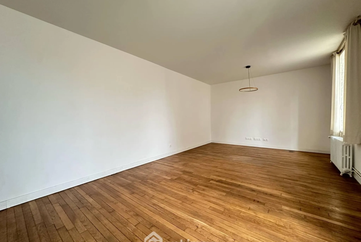 Magnifique maison en pierres de 160 m² à Laon avec cave et dépendance 