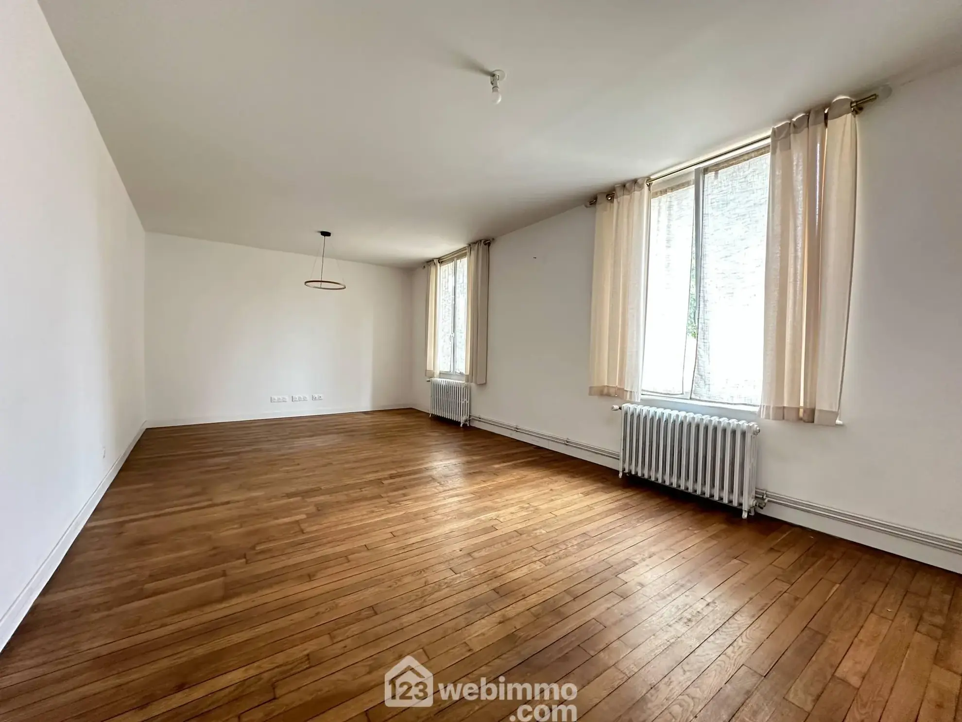 Magnifique maison en pierres de 160 m² à Laon avec cave et dépendance 