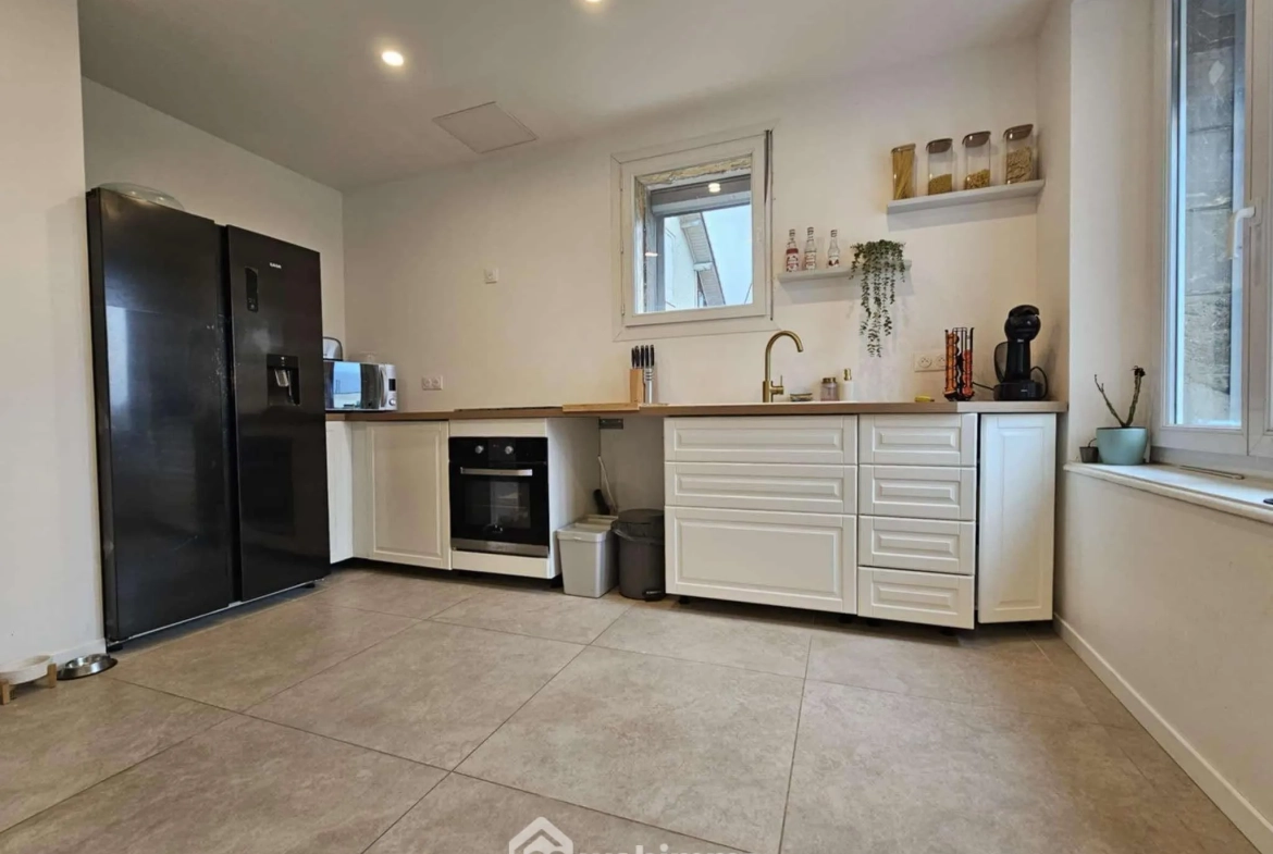 Magnifique maison en pierres de 160 m² à Laon avec cave et dépendance 