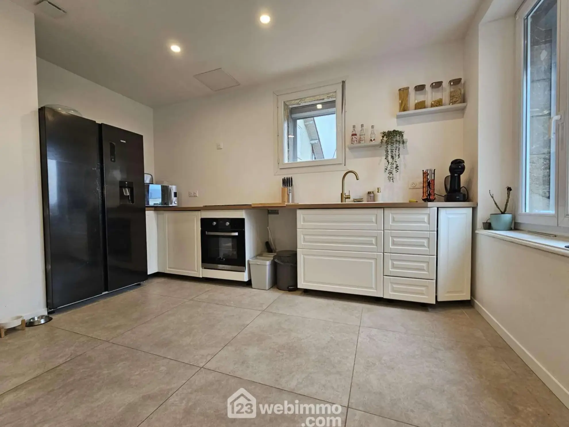 Magnifique maison en pierres de 160 m² à Laon avec cave et dépendance 