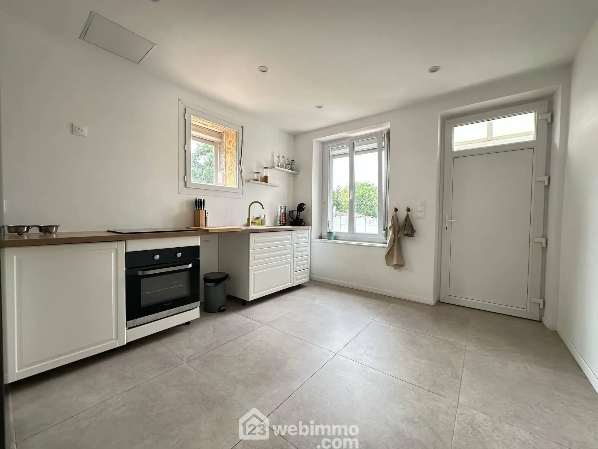 Magnifique maison en pierres de 160 m² à Laon avec cave et dépendance 