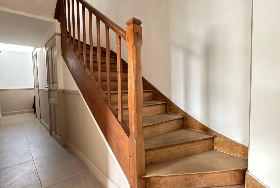 Magnifique maison en pierres de 160 m² à Laon avec cave et dépendance 