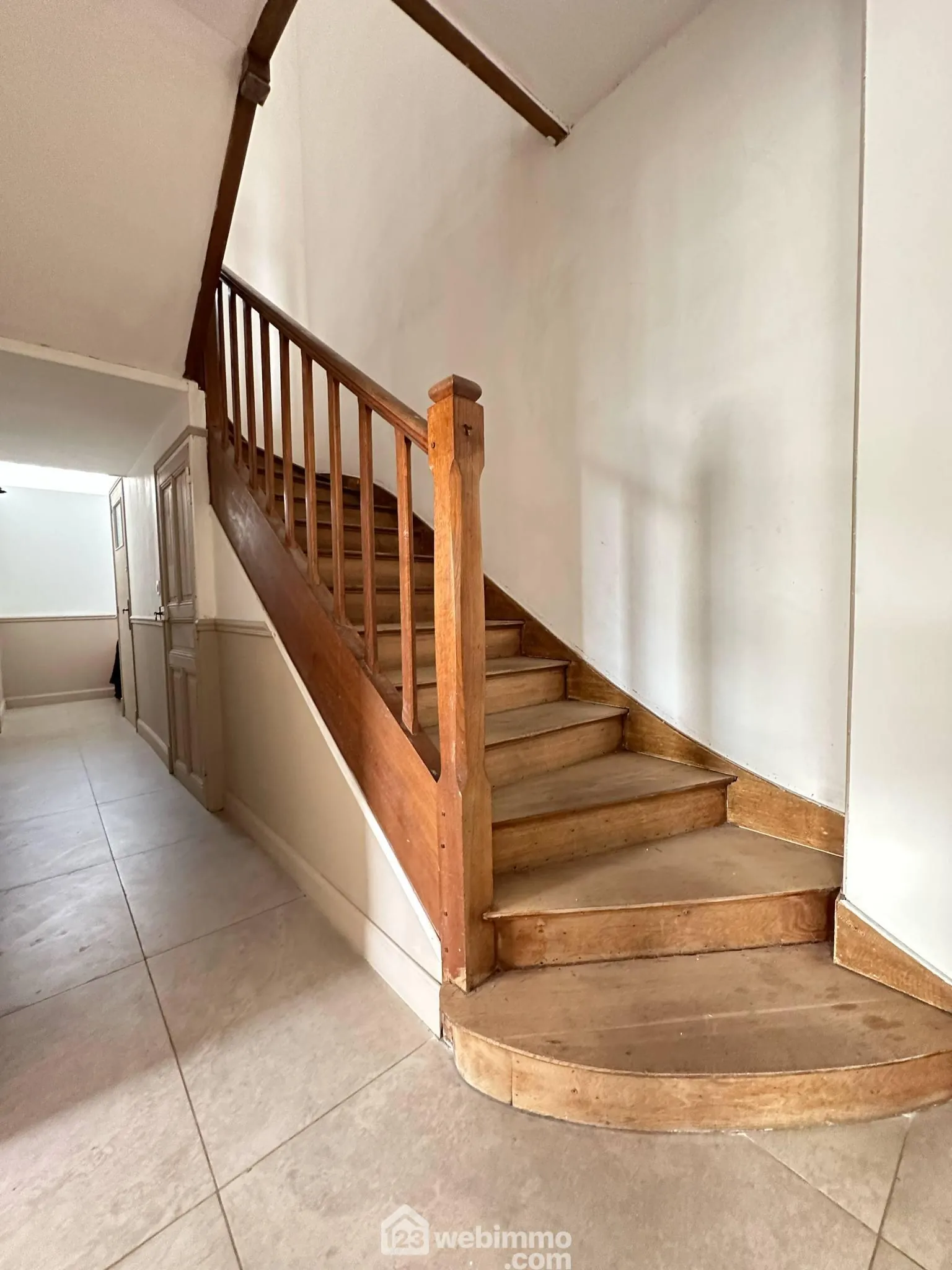 Magnifique maison en pierres de 160 m² à Laon avec cave et dépendance 