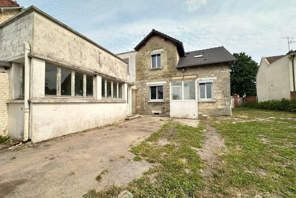 Magnifique maison en pierres de 160 m² à Laon avec cave et dépendance 