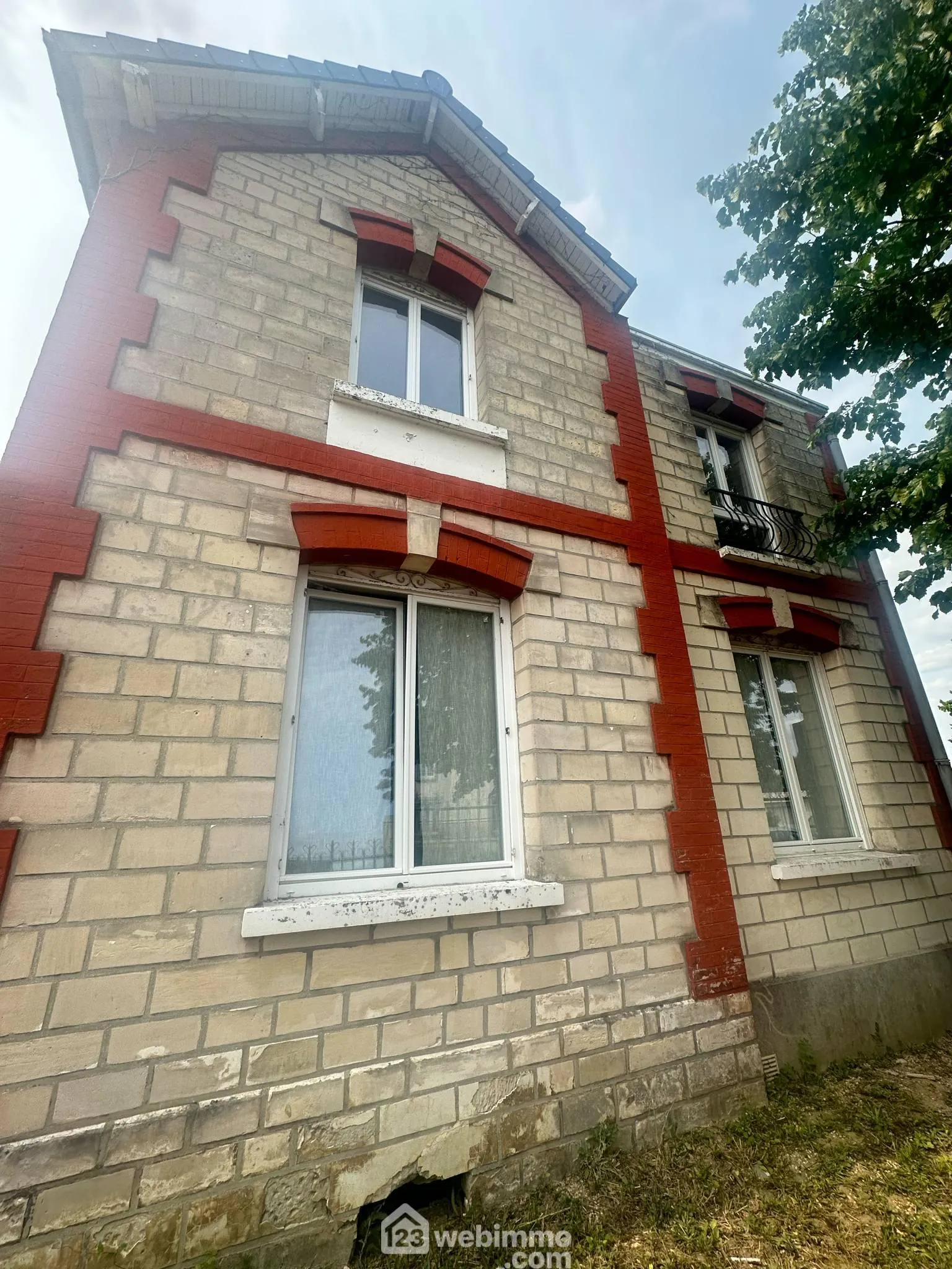 Magnifique maison en pierres de 160 m² à Laon avec cave et dépendance 