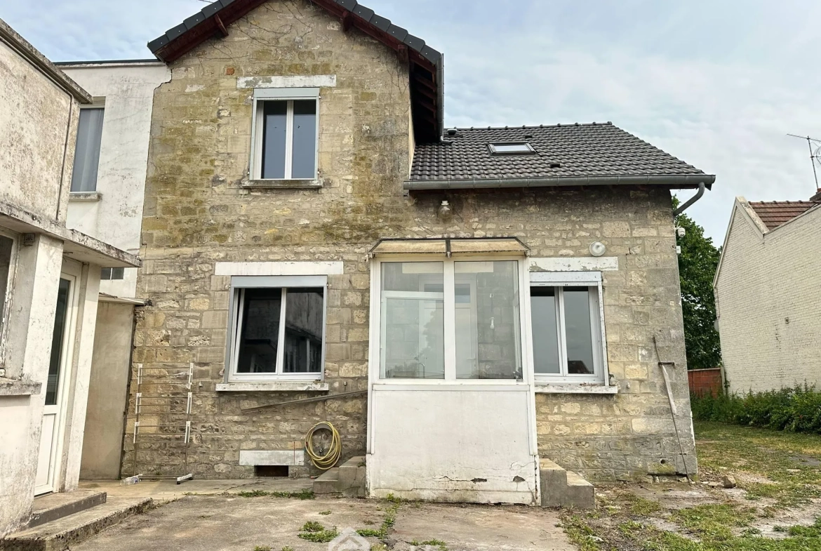 Magnifique maison en pierres de 160 m² à Laon avec cave et dépendance 