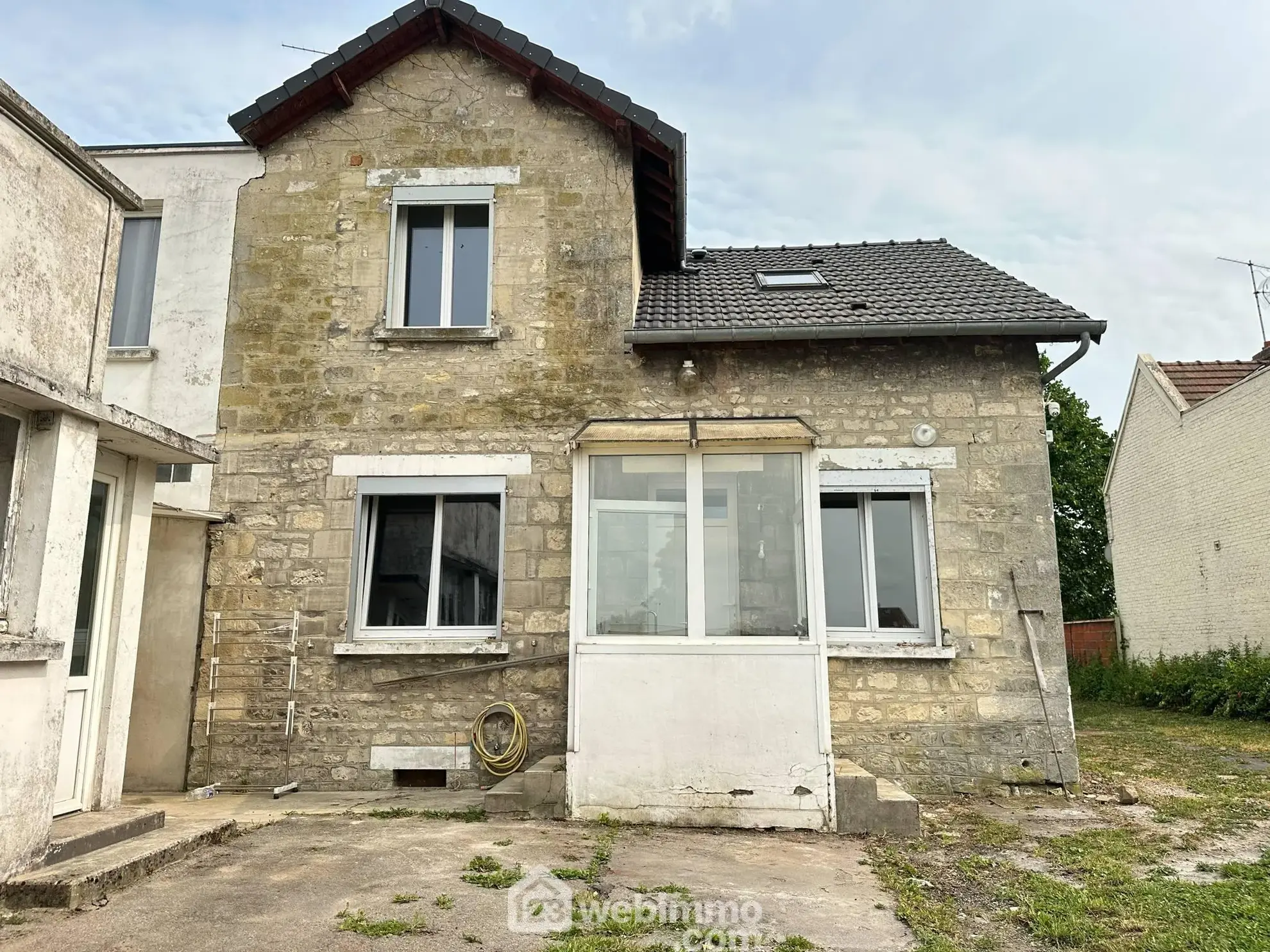 Magnifique maison en pierres de 160 m² à Laon avec cave et dépendance 