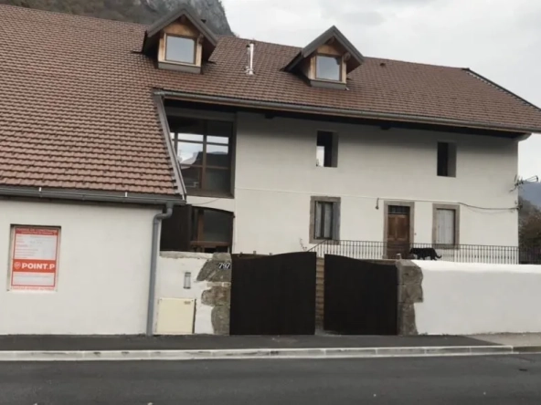 Beau plateau à aménager dans une bâtisse rénovée à Faverges avec parking privé