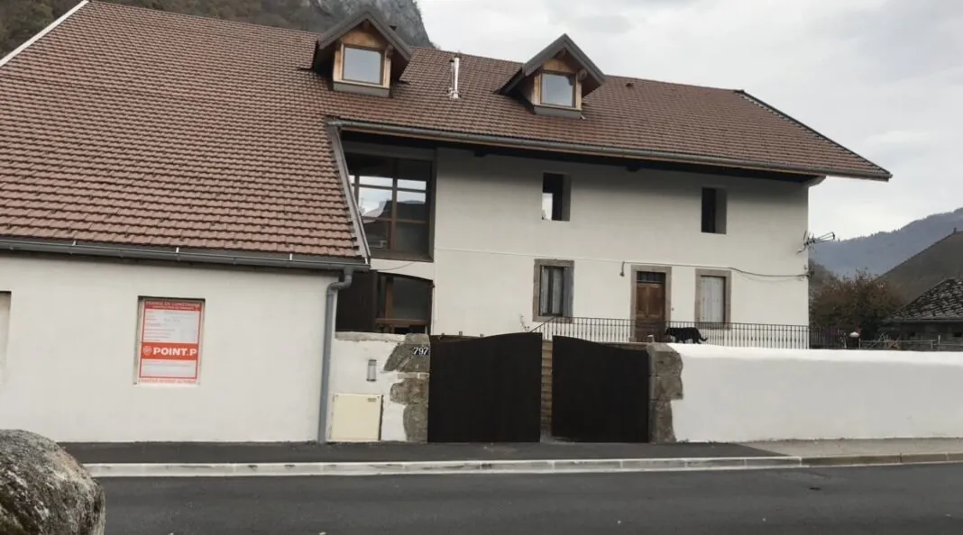 Beau plateau à aménager dans une bâtisse rénovée à Faverges avec parking privé 