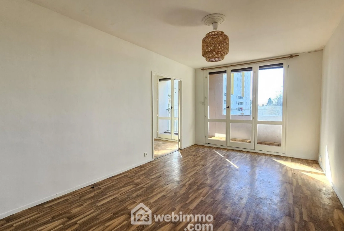 Appartement T3 de 60 m² à Pau avec balcon et possibilité de rénovation 