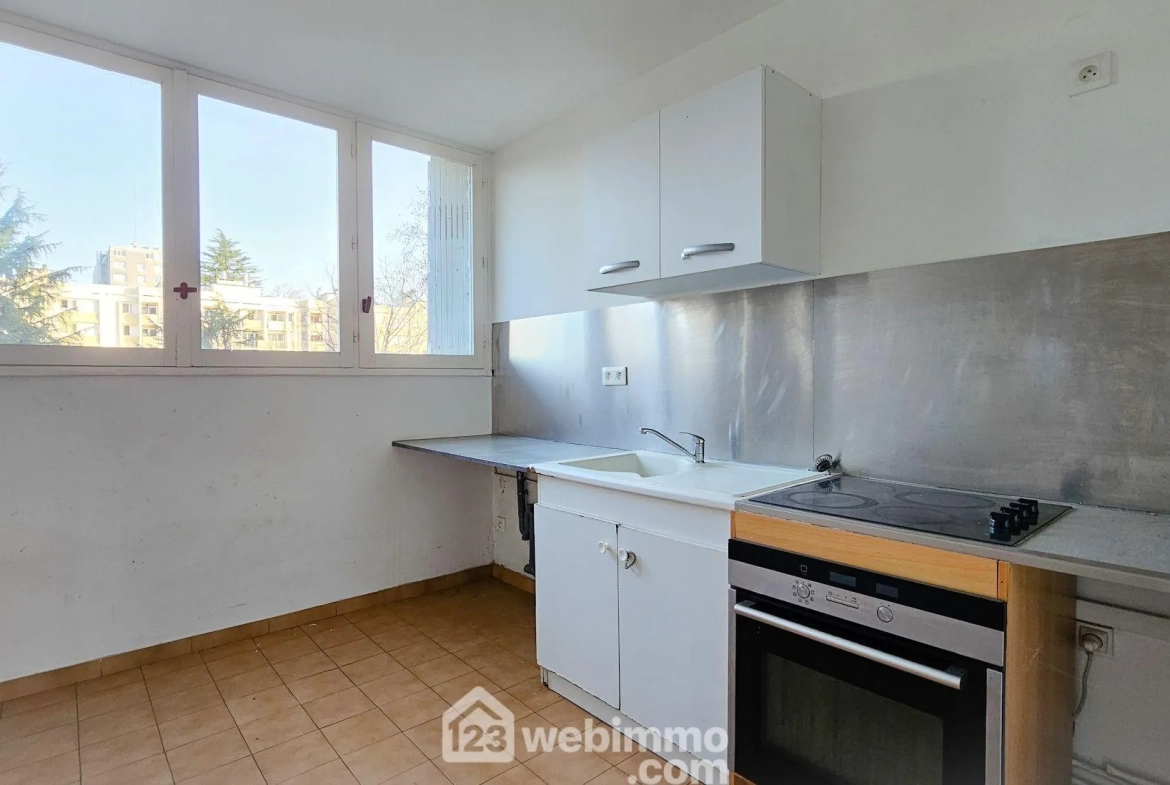 Appartement T3 de 60 m² à Pau avec balcon et possibilité de rénovation 