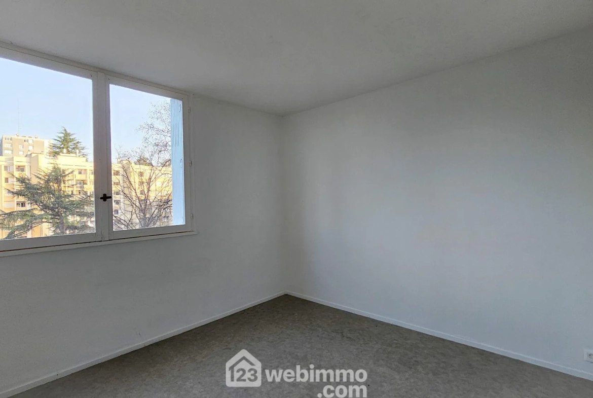 Appartement T3 de 60 m² à Pau avec balcon et possibilité de rénovation 