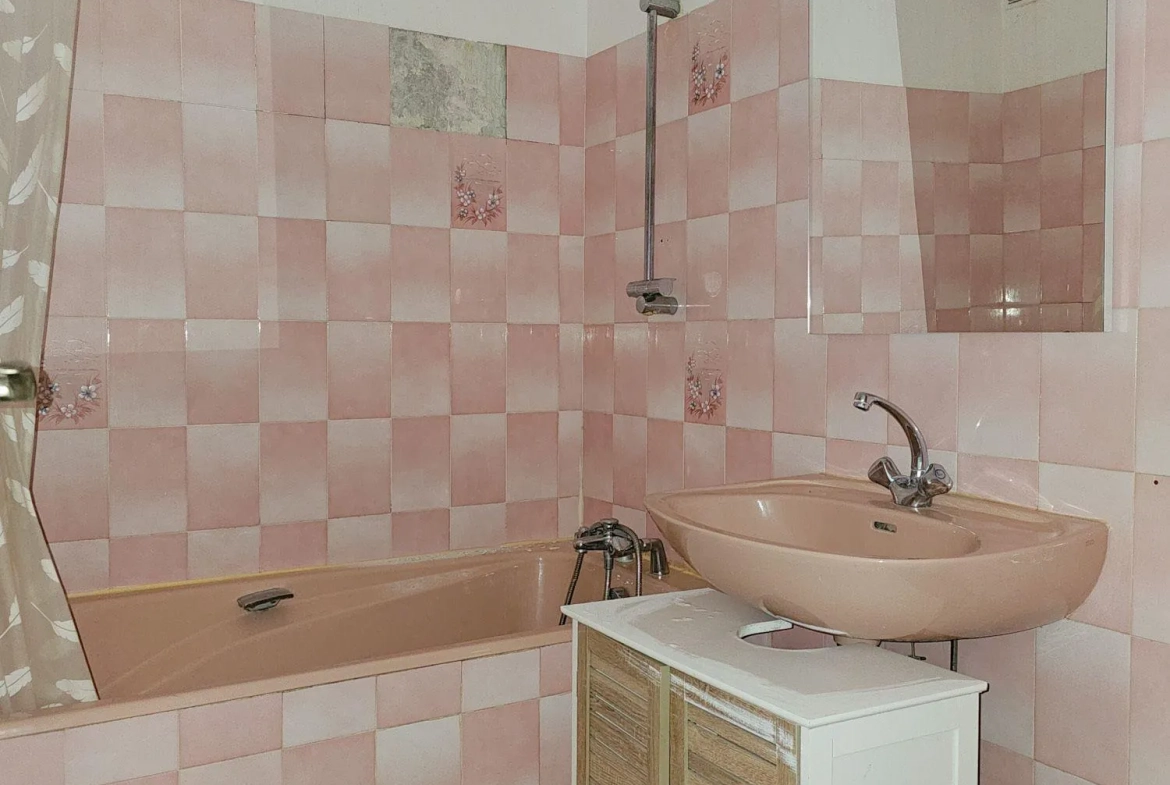 Appartement T3 de 60 m² à Pau avec balcon et possibilité de rénovation 
