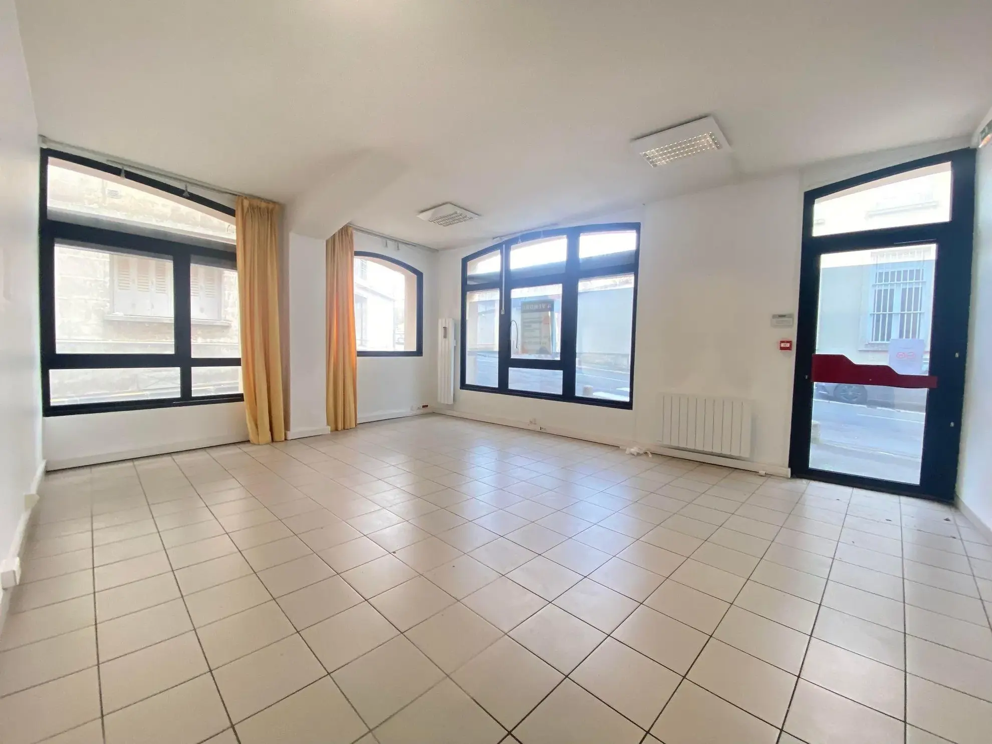 Local professionnel ou commercial de 150 m² à Laon avec extension possible 