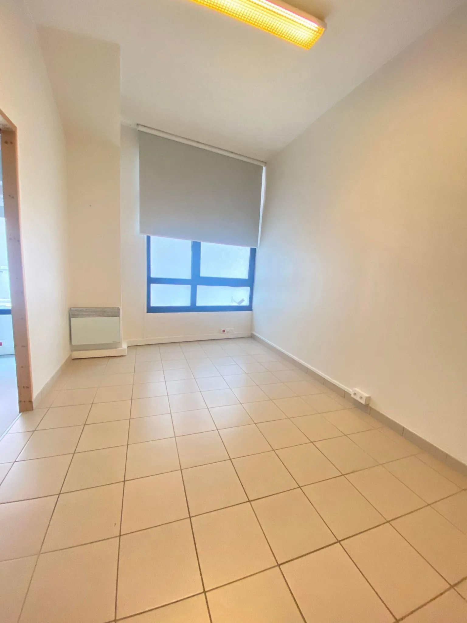 Local professionnel ou commercial de 150 m² à Laon avec extension possible 