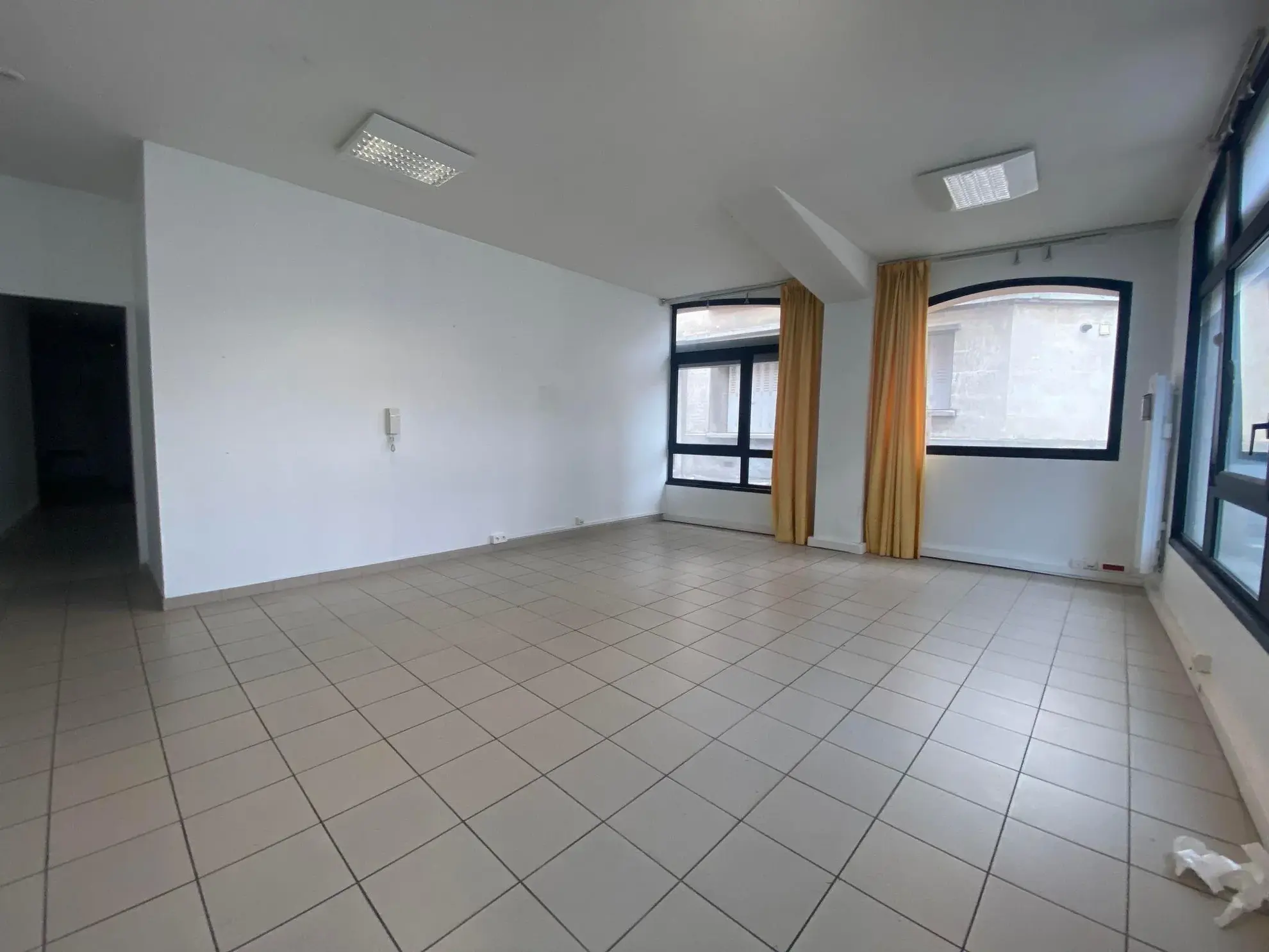 Local professionnel ou commercial de 150 m² à Laon avec extension possible 