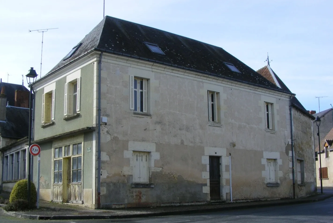 Grande maison à rénover à Préaux, 250 m² avec cour et garages, idéal investisseur ou famille 
