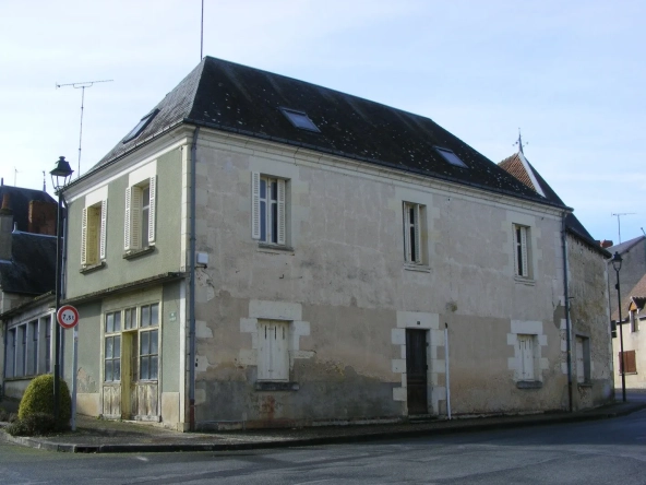 Grande maison à rénover à Préaux, 250 m² avec cour et garages, idéal investisseur ou famille