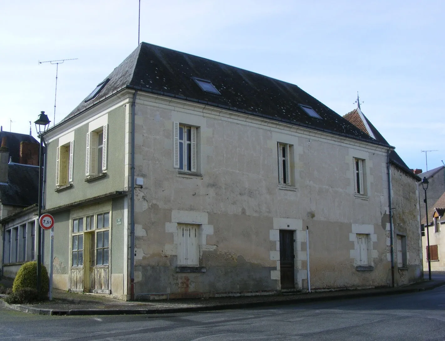 Grande maison à rénover à Préaux, 250 m² avec cour et garages, idéal investisseur ou famille 