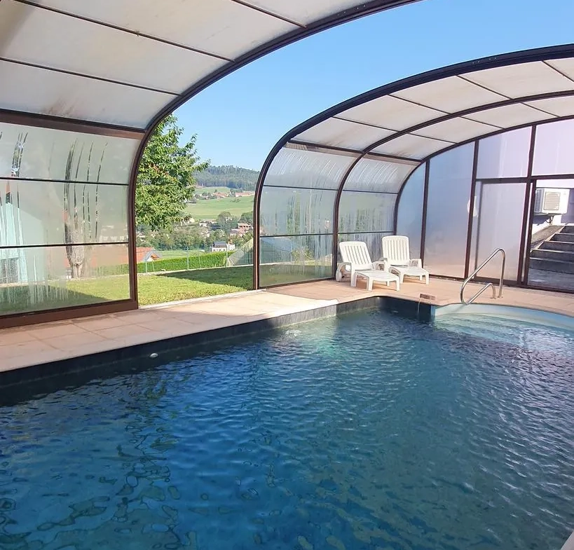 Maison de campagne avec véranda, piscine et vue sur la vallée proche Bruyères 