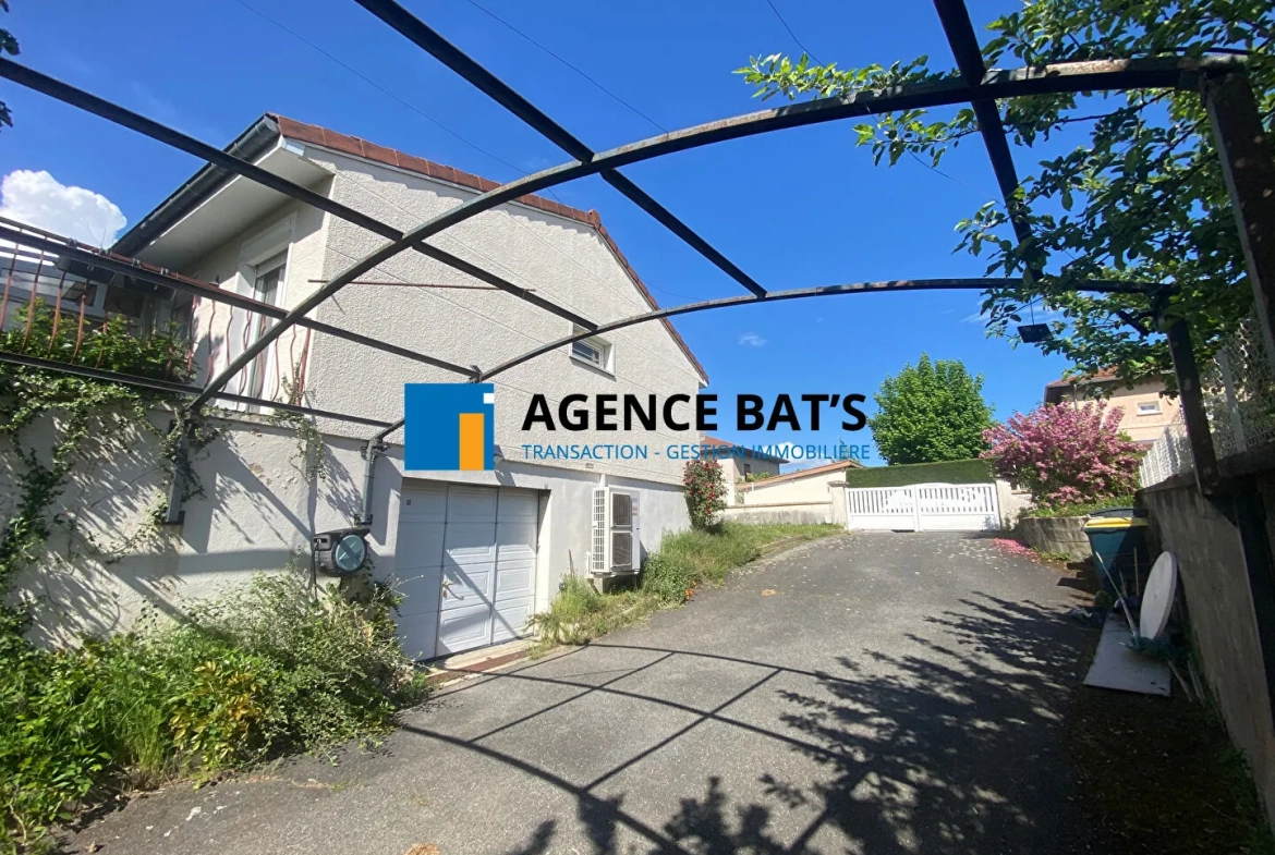 Villa individuelle à vendre à Roche la Molière de 94 m² avec jardin et garage 