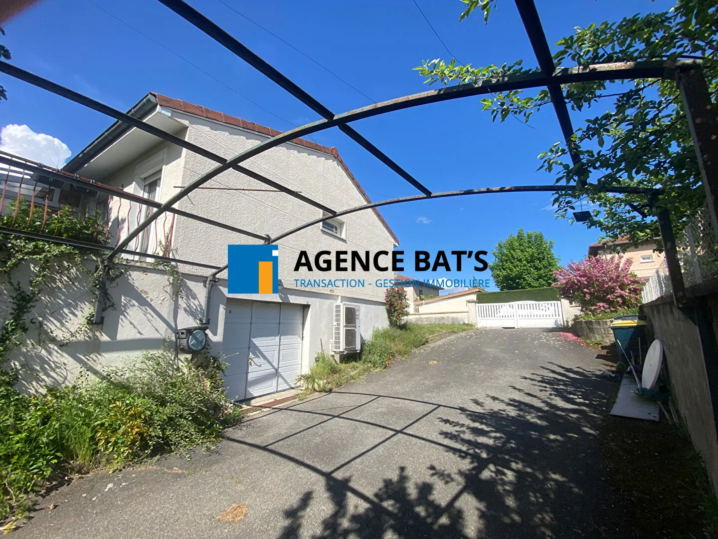 Villa individuelle à vendre à Roche la Molière de 94 m² avec jardin et garage 