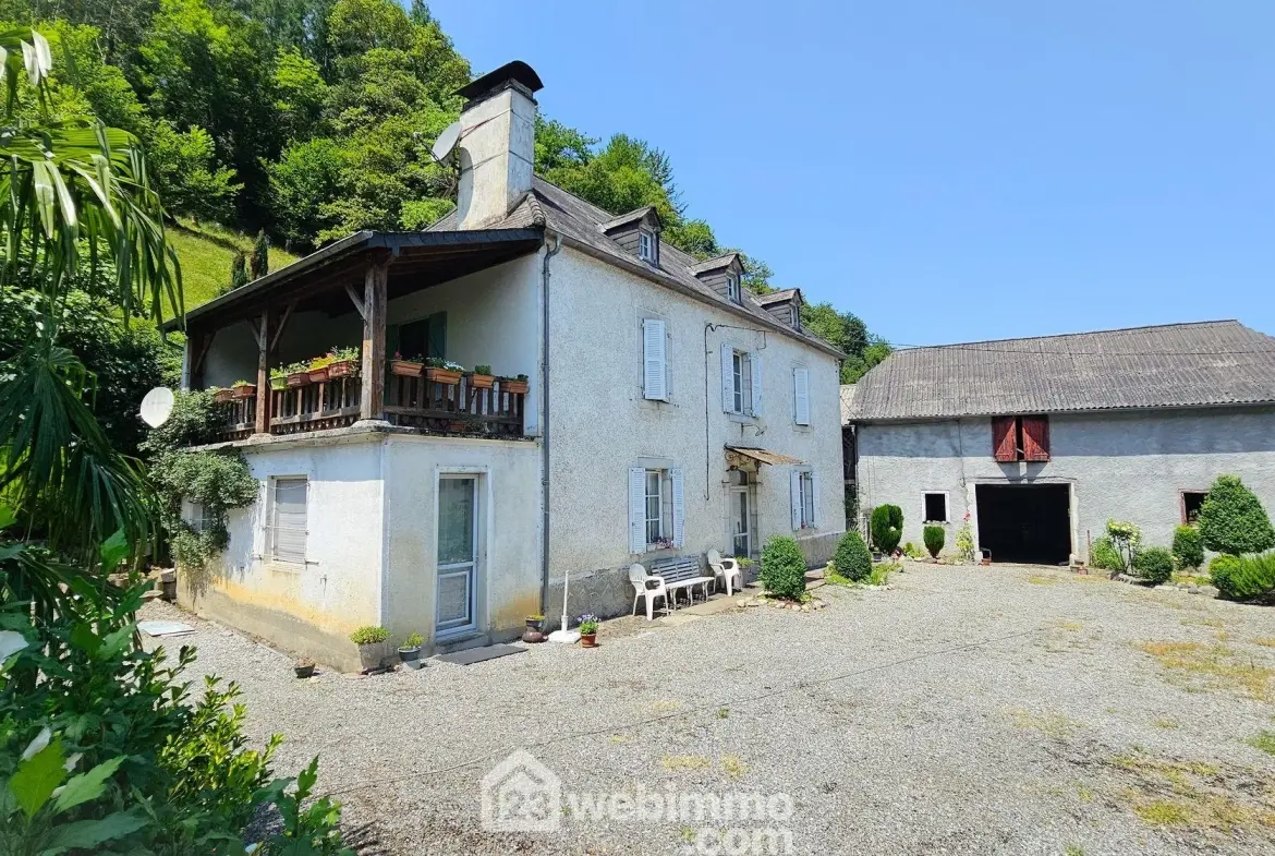 Maison à rénover avec grand terrain à Louvie-Juzon, proche des montagnes 