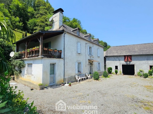 Maison à rénover avec grand terrain à Louvie-Juzon, proche des montagnes
