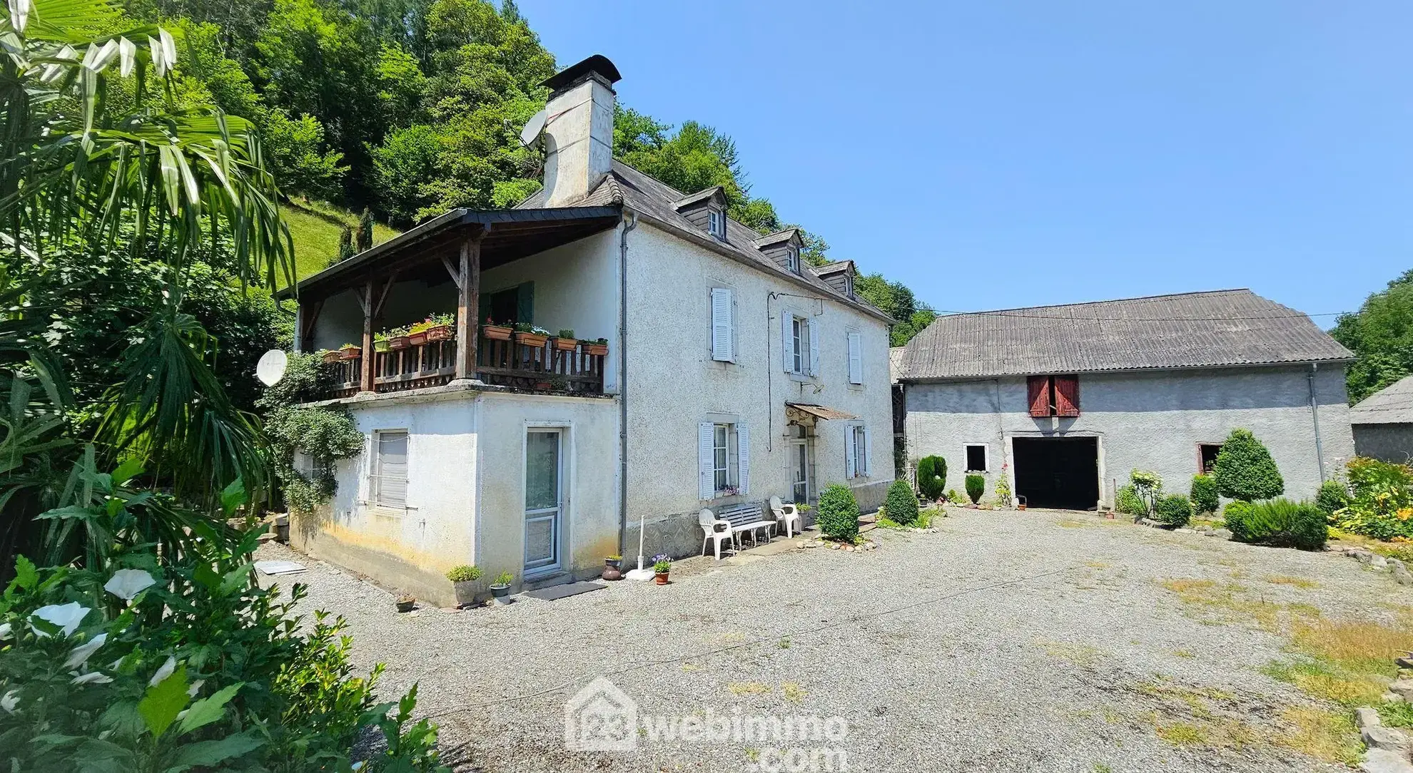 Maison à rénover avec grand terrain à Louvie-Juzon, proche des montagnes 