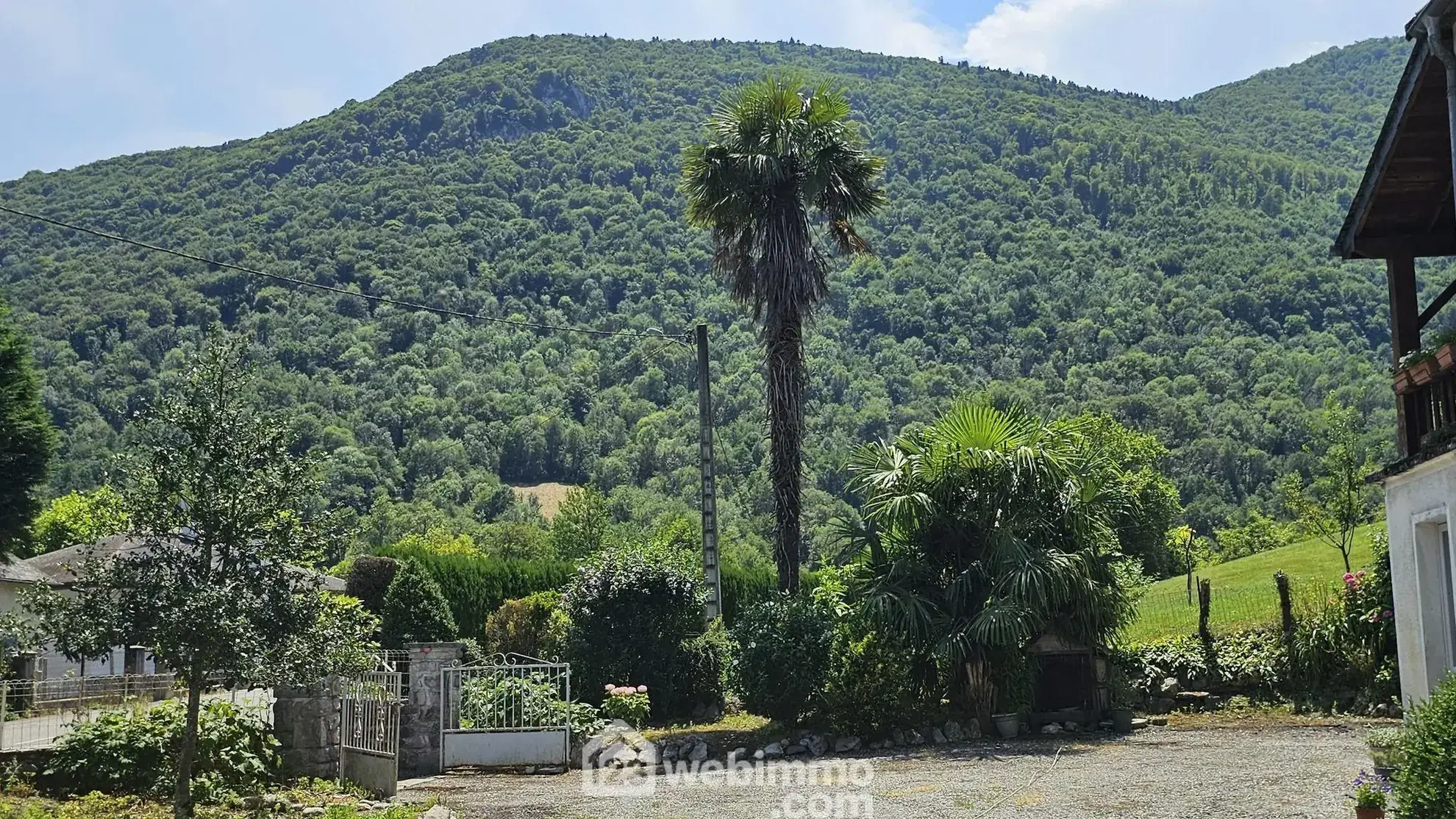 Maison à rénover avec grand terrain à Louvie-Juzon, proche des montagnes 