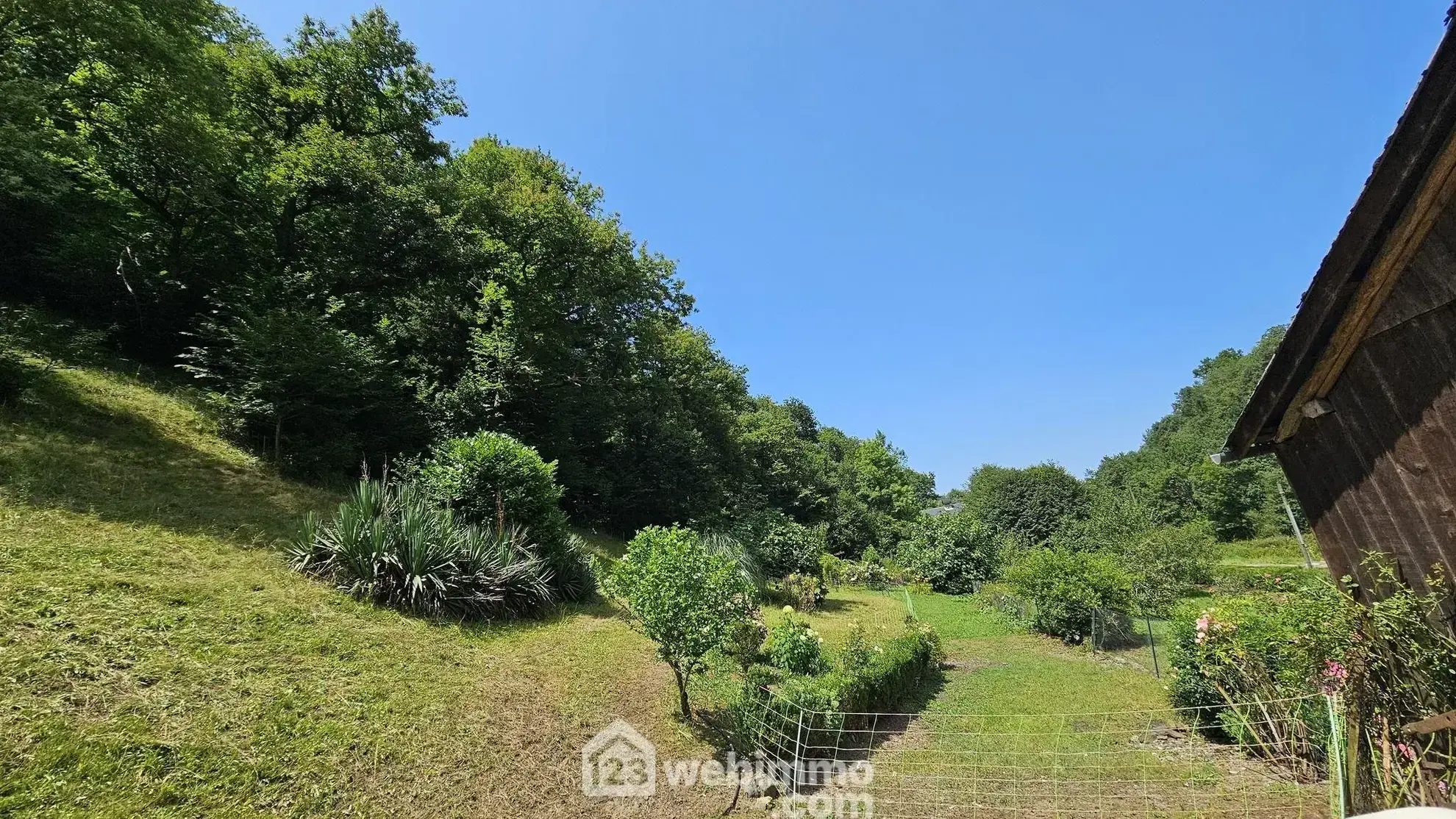 Maison à rénover avec grand terrain à Louvie-Juzon, proche des montagnes 