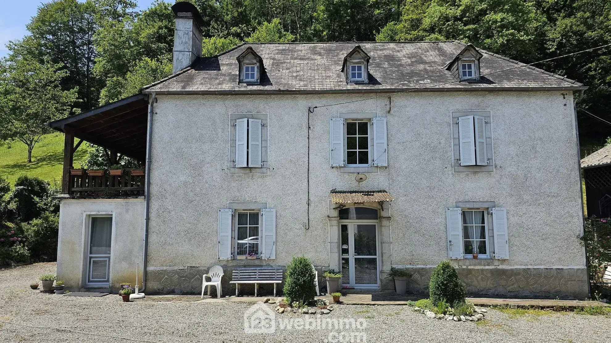 Maison à rénover avec grand terrain à Louvie-Juzon, proche des montagnes 