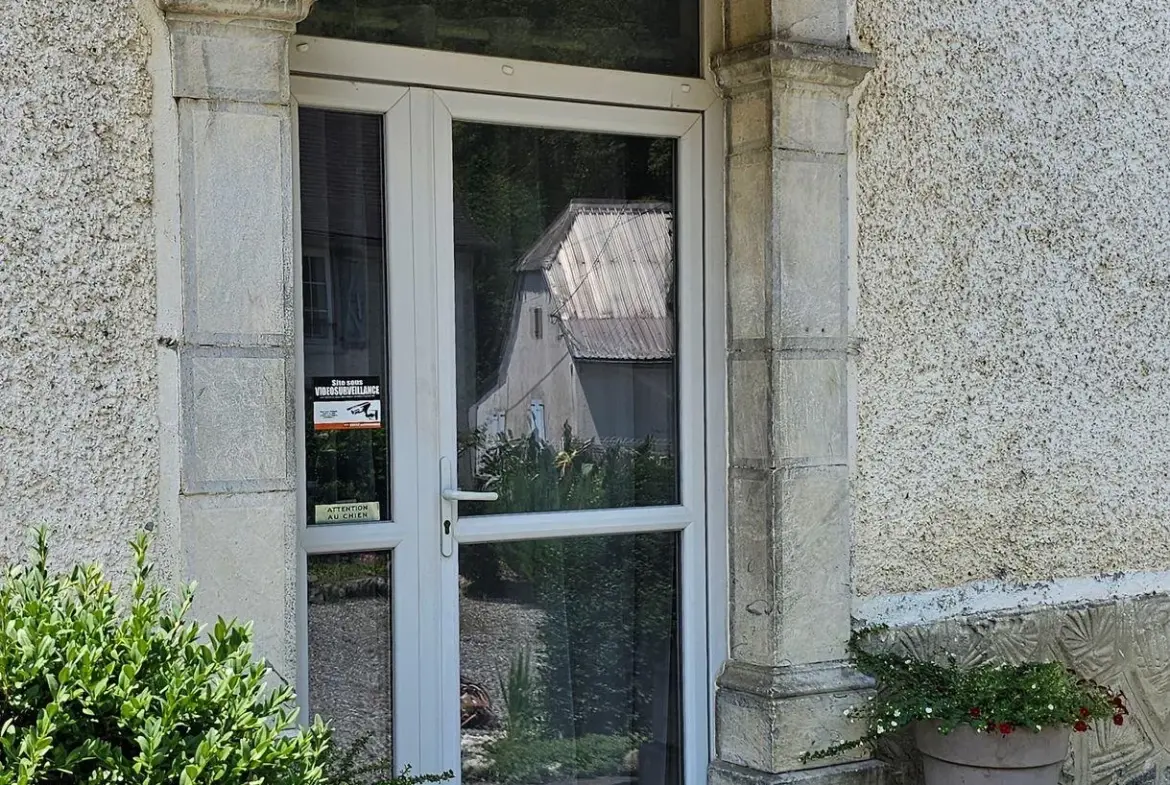 Maison à rénover avec grand terrain à Louvie-Juzon, proche des montagnes 