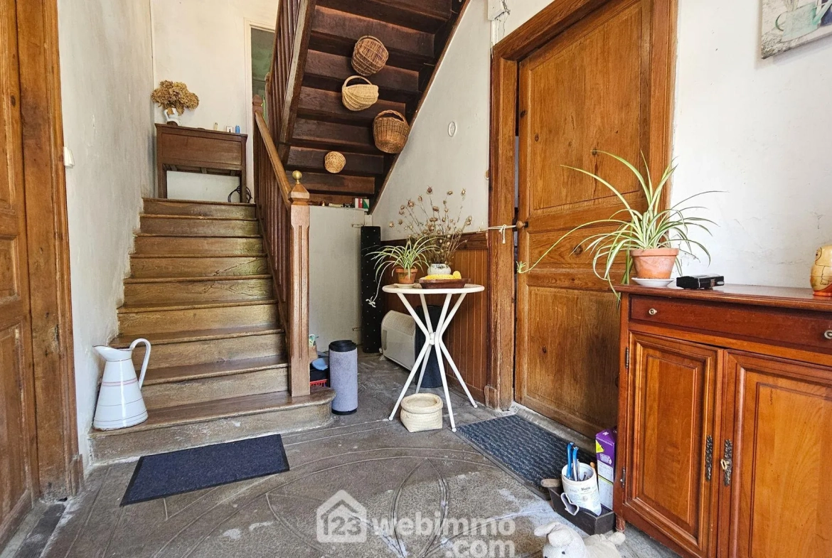 Maison à rénover avec grand terrain à Louvie-Juzon, proche des montagnes 