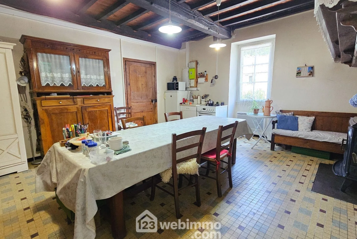 Maison à rénover avec grand terrain à Louvie-Juzon, proche des montagnes 